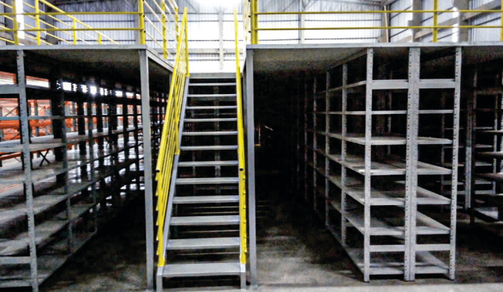 Mezanino sobre Estantes — aproveitamento vertical de espaço