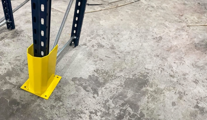 Protetor de Coluna fixado no piso — segurança para estruturas